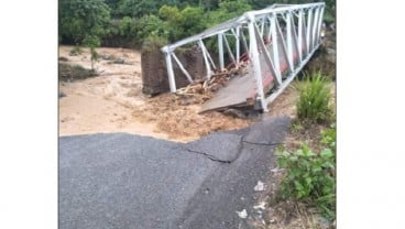 Jembatan Penghubung Kabupaten Lahat dan Muaraenim Ambruk Diterjang Arus Sungai