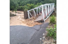 Jembatan Penghubung Kabupaten Lahat dan Muaraenim Ambruk Diterjang Arus Sungai