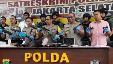 Polisi Temukan Senpi Laras Panjang Hingga Granat di Rumah Koboi Kemang