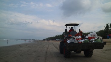 Sampah Tahun Baru di Pesisir Pantai Badung dan Kuta 75 Ton