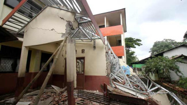 GEDUNG PERPUSTAKAAN SEKOLAH AMBRUK