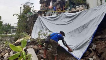 Talut Kali Winongo Kota Jogja Ambrol, 5 Rumah Rusak dan Jalan Inspeksi Putus