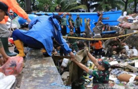 Seribu Petugas Gabungan Bersihkan Sampah Bekas Banjir Tangerang