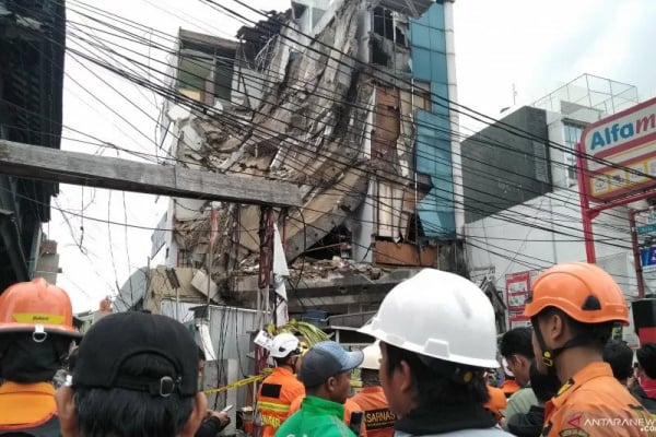 10 Detik Setelah Pembeli dan Karyawan Alfamart Mengevakuasi Diri, Gedung Ambruk