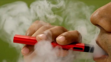 Merokok dan Vaping secara Bersamaan Tingkatkan Risiko Stroke