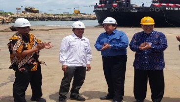 Dok Pantai Lamongan Merampungkan Kapal Tongkang Baru