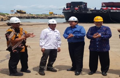 Dok Pantai Lamongan Merampungkan Kapal Tongkang Baru