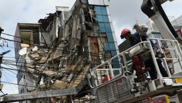 Polisi Minta Warga Tidak Dekati Gedung Roboh