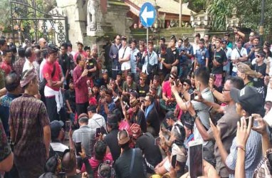 Ratusan Sopir Konvensional Datangi Gubernur Bali Minta Aturan Transportasi Pangkalan