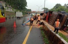 Tol Tangerang-Merak Tersendat, Ada Truk Terguling di KM 39