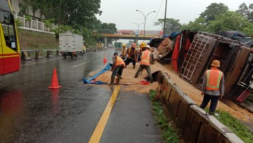 Tol Tangerang-Merak Tersendat, Ada Truk Terguling di KM 39