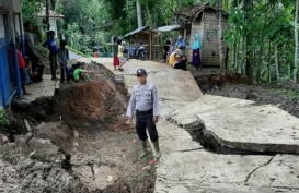 Jalan Desa Sepanjang 100 Meter di Cianjur Amblas Sedalam 1 Meter