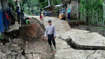 Jalan Desa Sepanjang 100 Meter di Cianjur Amblas Sedalam 1 Meter