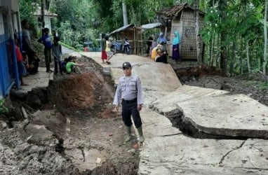 Jalan Desa Sepanjang 100 Meter di Cianjur Amblas Sedalam 1 Meter