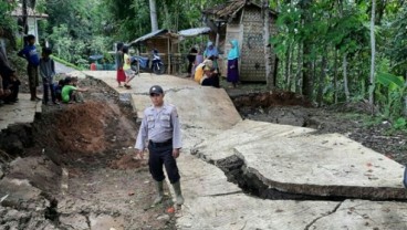 Pergerakan Tanah Akibatkan Jalan di Kadupandak Cianjur Selatan Amblas