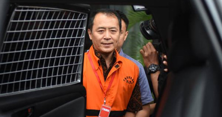 Mantan Presiden Direktur Lippo Cikarang Bartholomeus Toto meninggalkan Gedung KPK usai menjalani pemeriksaan di Jakarta, Jumat (6/12/2019). Bartholomeus Toto diperiksa sebagai tersangka kasus dugaan suap pengurusan perizinan proyek pembangunan Meikarta di Kabupaten Bekasi./Antara