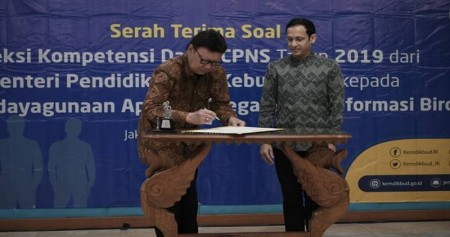 Serah terima soal SKD CPNS 2019 berlangsung di Kantor Kemendikbud, Jakarta, Senin (13/1/2020). Naskah soal untuk selanjutnya dapat digunakan dalam Seleksi Pengadaan CPNS Tahun 2019 di lingkungan kementerian/lembaga/[emerintah daerah./Twitter @Kemdikbud_RI