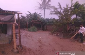 Dua Rumah Rusak Diterjang Banjir di Garut