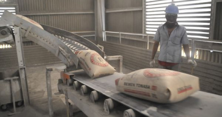 Aktivitas pekerja Semen Indonesia di Packing Plant Banjarmasin, Kalimantan Selatan./Bisnis-Peni Widarti