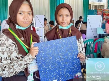 Siswa SMP 1 Surabaya Bikin Komposit dari Sampah Plastik