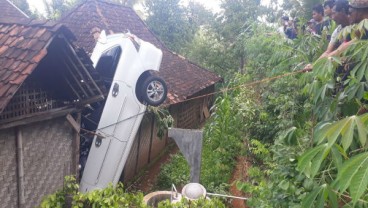 Avanza Terjun Bebas dan Nancap di Rumah Warga, Gara-Gara ingin Putar Balik