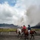 Bromo Ditutup Sebulan untuk Kendaraan, Turis hanya Boleh Naik Kuda