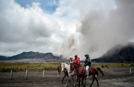 Bromo Ditutup Sebulan untuk Kendaraan, Turis hanya Boleh Naik Kuda