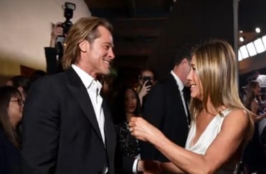 Reaksi Jennifer Aniston atas Tatapan Kagum Brad Pitt di SAG Awards 2020