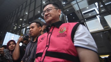 Usai Diperiksa 10 Jam, Adik Kandung Benny Tjokro Bungkam