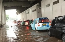 Hujan Sejak Pagi, Air Genangi Sejumlah Ruas Jalan di Jakarta