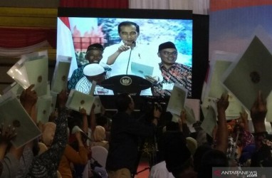 Presiden Membagikan 2020 Sertifikat Tanah di Jatim