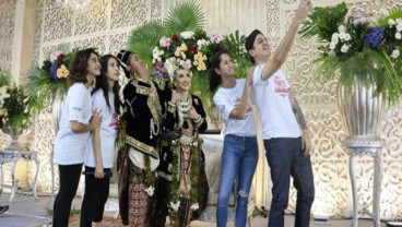 Pemain Teman Kondangan Beri Kejutan Hadir di Pernikahan Warga
