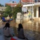 Wagub Uu Minta Anak-anak Korban Banjir Dayeuhkolot Tetap Belajar