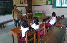 Kisah Guru Berteman Sepi, Mengajar Hanya Empat Siswa di Kelas