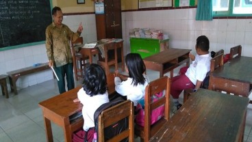 Kisah Guru Berteman Sepi, Mengajar Hanya Empat Siswa di Kelas