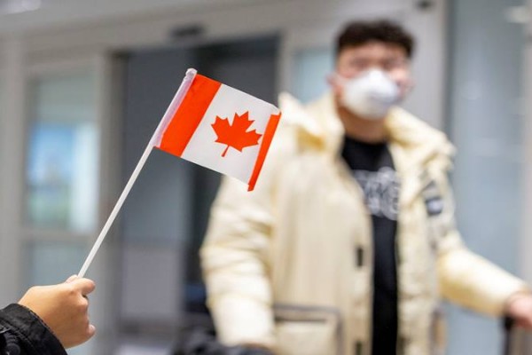 Seorang penumpang mengenakan masker saat tiba di Bandara Pearson, tak lama setelah Toronto Public Health menerima pemberitahuan kasus dugaan pertama virus corona di Kanada, di Toronto, Ontario, Kanada 26 Januari 2020. /Reuters