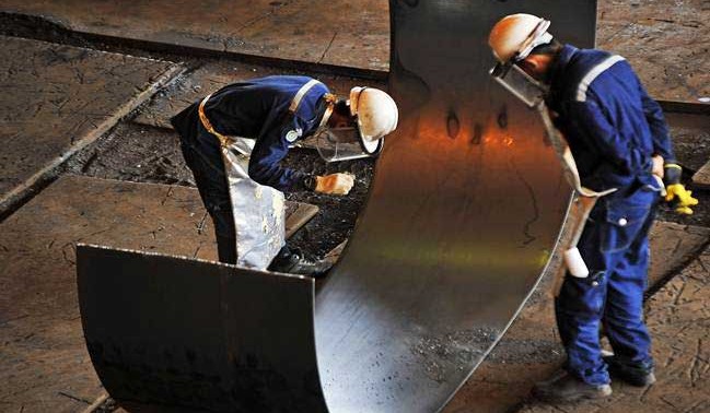 Pekerja memeriksa kualitas lempengan baja panas di pabrik pembuatan hot rolled coil (HRC) PT Krakatau Steel (Persero) Tbk di Cilegon, Banten, Kamis (7/2/2019)./ANTARA-Asep Fathulrahman