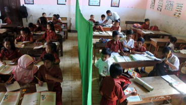 SISWA BELAJAR DI KELAS RUSAK