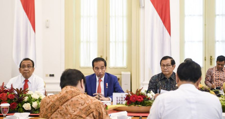 Presiden Joko Widodo (tengah) memimpin rapat terbatas (ratas) di Istana Bogor, Jawa Barat, Selasa (4/2/2020)./ ANTARA - Hafidz Mubarak A