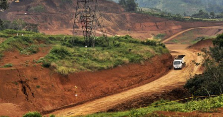 Truk melintas di area proyek konstruksi Kereta Cepat Jakarta-Bandung di Kawasan perkebunan Walini Cikalong Wetan, Kabupaten Bandung Barat, Jawa Barat, Jumat (17/3).Antara-Novrian Arbi