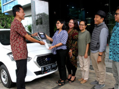 PEMENANG BISNIS INDONESIA WRITING CONTEST 2019, Karya Tentang Keuangan Syariah Diganjar Mobil