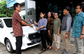 PEMENANG BISNIS INDONESIA WRITING CONTEST 2019, Karya Tentang Keuangan Syariah Diganjar Mobil