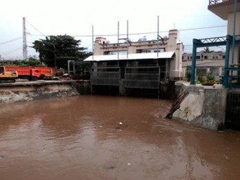 Jakarta Banjir Lagi, Anies Baswedan Pantau Pintu Air Manggarai