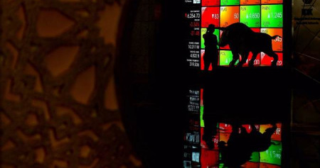 Siluet karyawan di dekat layar monitor pergerakan Indeks Harga Saham Gabungan (IHSG) di Bursa Efek Indonesia, Jakarta, Kamis (13/6/2019)./Bisnis-Nurul Hidayat