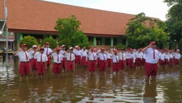 Siswa SD Banjarasri Upacara Bendera Ditemani Banjir