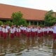 Siswa SD Banjarasri Upacara Bendera Ditemani Banjir