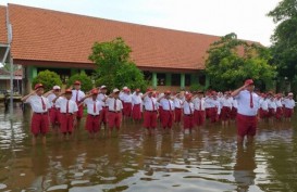 Siswa SD Banjarasri Upacara Bendera Ditemani Banjir