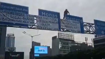 Protes Panti Asuhan, Pria ini Panjat Rambu Lalin di Thamrin