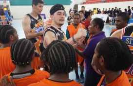 Sejumlah Selebriti Jalani Laga Persahabatan Bola Basket di Mimika Sport Complex