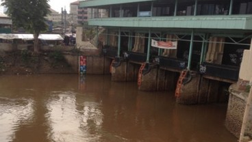 Warga di Bantaran Kali Waspada Banjir, Pintu Air Pasar Ikan dan Depok Siaga 2